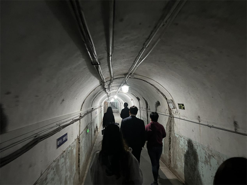 节目组在华中科技大学引力中心山洞实验室进行调研。