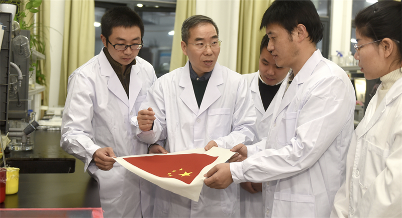 钻研纺织技术的徐卫林院士与曹根阳教授等团队成员。
