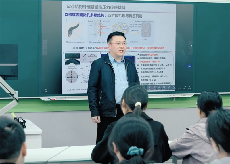 武汉纺织大学王栋教授在分享科研成果。